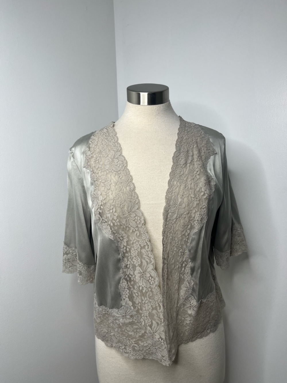 Express Silver-Gray Silk Lace-Trim Cropped Open Front‎ Cardigan Sz Large